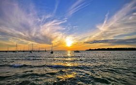 Emily Deluxe Superior 5 Star Studio Apartment, Your Piece Of Heaven With Sea & Park View